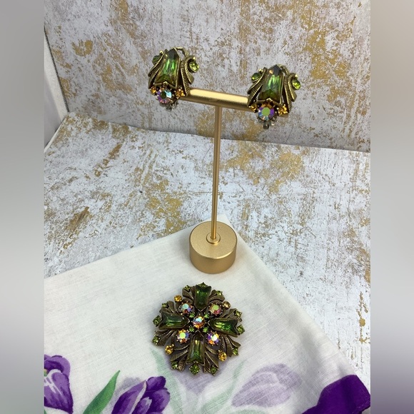 Vintage Florenza signed Green and Gold Brooch and Earring Set - Picture 2 of 9